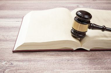 Tokmak ve kahverengi ahşap masa kitap yargıç adalet
