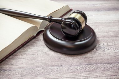 Tokmak ve kahverengi ahşap masa kitap yargıç adalet