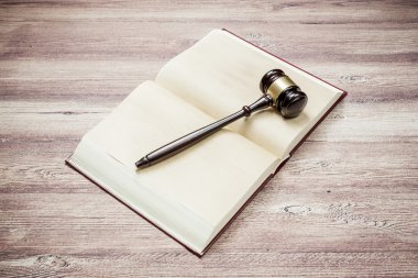Tokmak ve kahverengi ahşap masa kitap yargıç adalet