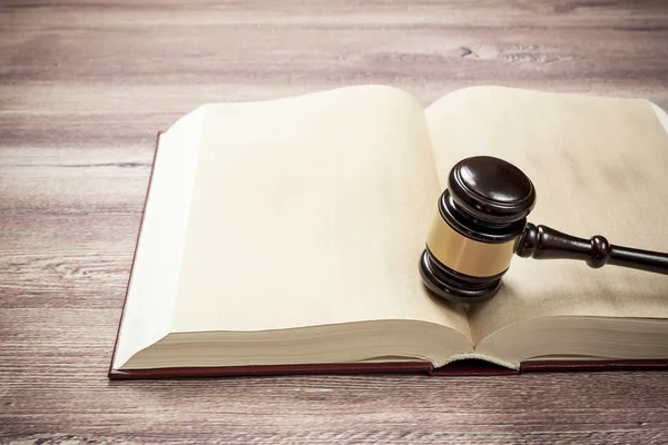 Giudice martelletto e libro sul tavolo di legno marrone, giustizia — Foto Stock