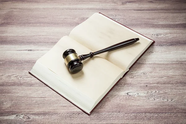 Juez martillo y libro sobre la mesa de madera marrón, justicia — Foto de Stock