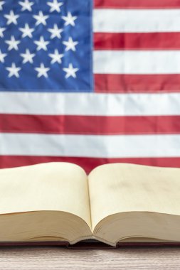 Kitap bir arka planda ABD bayrağı açtı