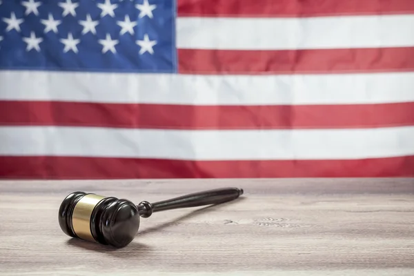 Martillo sobre Mesas de madera, Bandera de USA — Foto de Stock