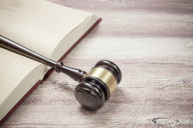 Ahşap masa hakimler çekiç