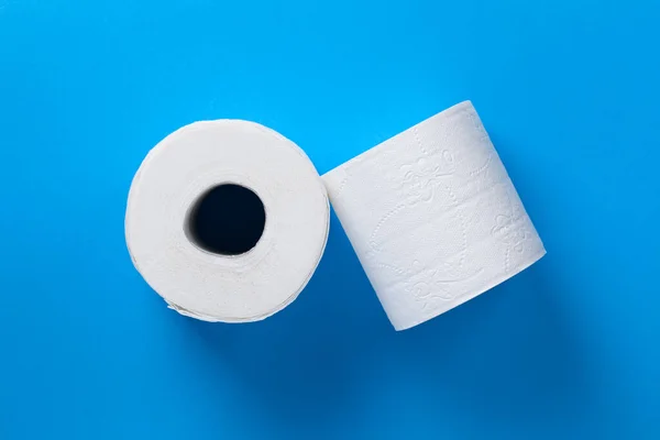 Mavi Arka Planda Tuvalet Kağıdı Ruloları Üst Görünüm — Stok fotoğraf