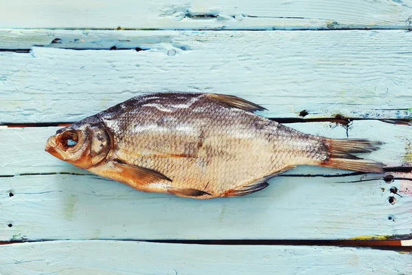 Pescado sobre fondo de madera —  Fotos de Stock