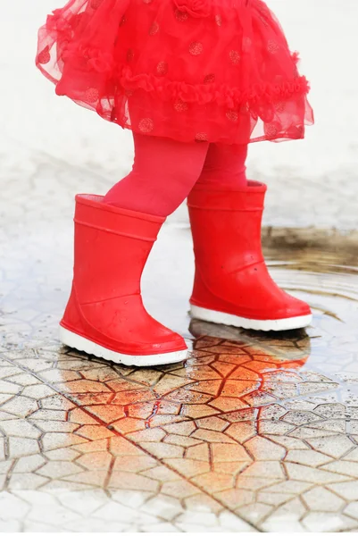 Rote Regenstiefel — Stockfoto