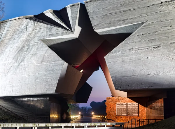 Hoofdingang naar Brest fortress met gebeeldhouwde vijf-puntige ster in de nacht - met het oog op held soldaat monument, Wit-Rusland. — Stockfoto