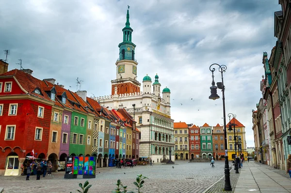 Plaza principal y ayuntamiento de Poznan en Poznan, Polonia . — Foto de Stock
