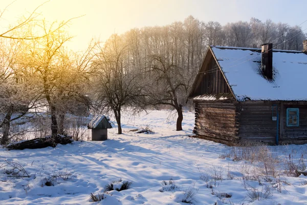 Paesaggio rurale invernale con una casa autentica in Polesye . — Foto Stock