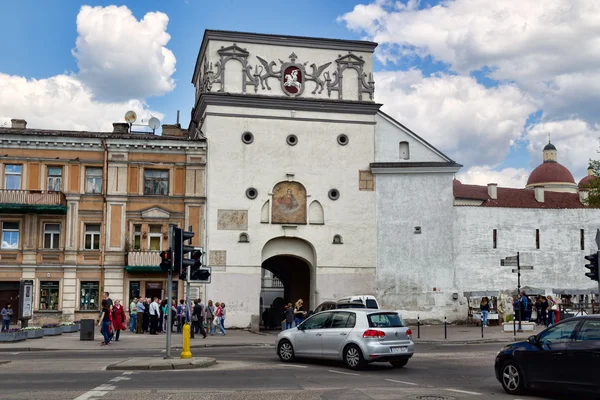 Ausrosova brána (brána úsvitu) s bazilikou Madonny Ostrobramské ve Vilniusu, Litva — Stock fotografie