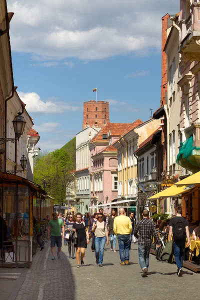 La gente camina por la calle Pilies, que es un lugar popular de paseos y rutas turísticas en Vilna .. — Foto de Stock