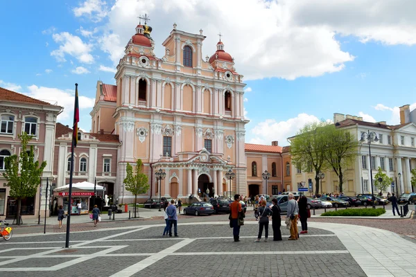 Ludzie są na ulicy Didzioji Street w pobliżu Kościół św Kazimierza w Wilnie — Zdjęcie stockowe