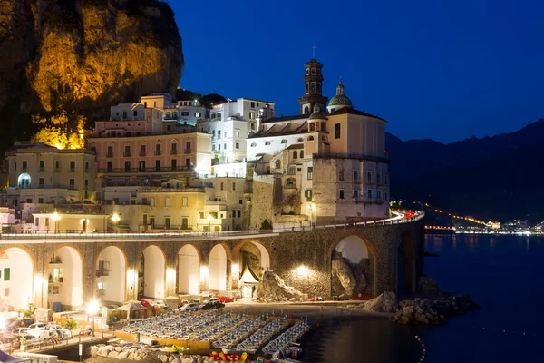 Atrani Village sulla Costiera Amalfitana di notte, Italia, Europa — Foto Stock