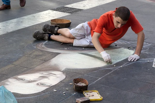 Il ragazzo disegna un gesso sul marciapiede Madonna in via Napoly . — Foto Stock