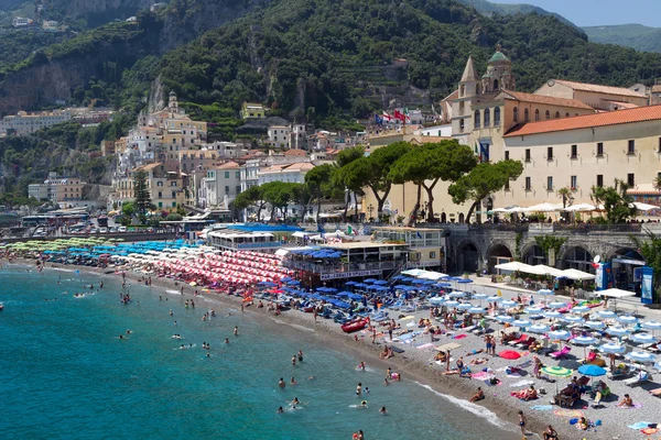 Vacances à la plage à Amalfi sur la côte amalfitaine, Italie . — Photo