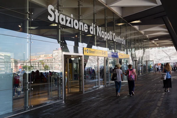 ナポリ ガリバルディ駅への入り口. — ストック写真