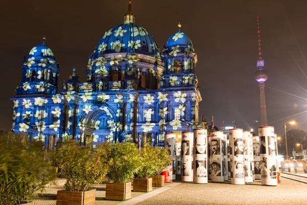 Proyecciones coloridas sobre la cúpula de Berlín en el festival de luces . — Foto de Stock