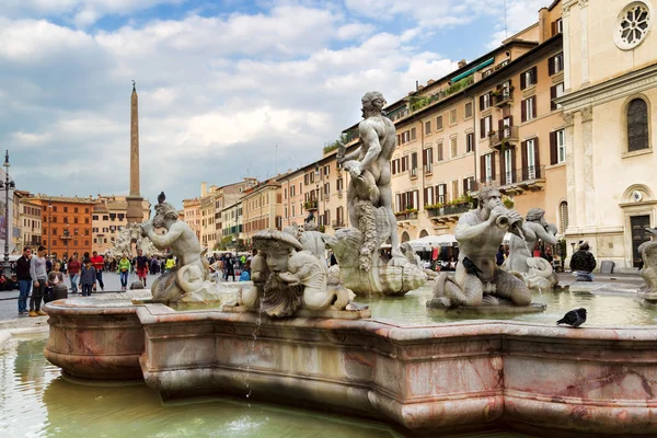 Piazza Navona est une destination populaire dans Rome . — Photo