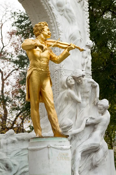 Estatua de Johann Baptist Strauss en Stadtpark, Viena, Austria . —  Fotos de Stock