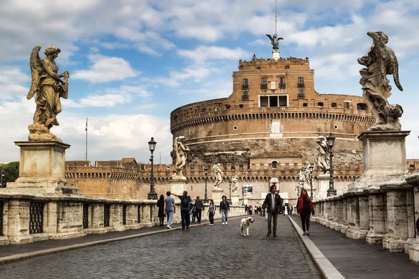 Ludzie na moście castel Sant'Angelo w Rzym, Włochy — Zdjęcie stockowe