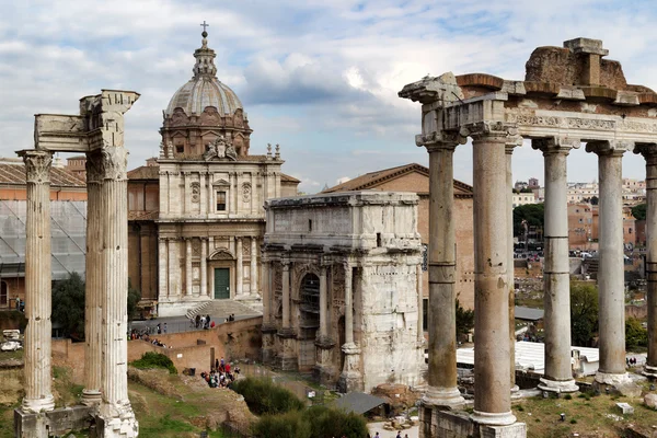 Ruins of the Temple of Saturn in the Roman Forum is visited by many tourists. — Stock Photo, Image
