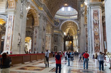 Saint Peters Bazilikası Vatikan Şehir Roma iç görünüm.