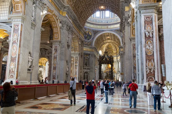 Widok wnętrza bazyliki Saint Peters w Watykanie w Rzymie. — Zdjęcie stockowe