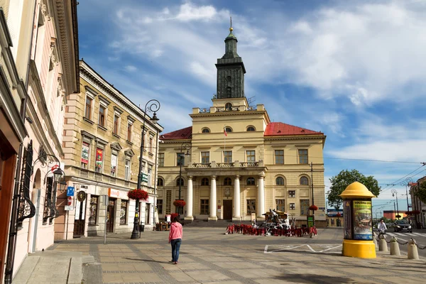 Ludzie idą przed starym ratuszem w Lublinie. Polska — Zdjęcie stockowe