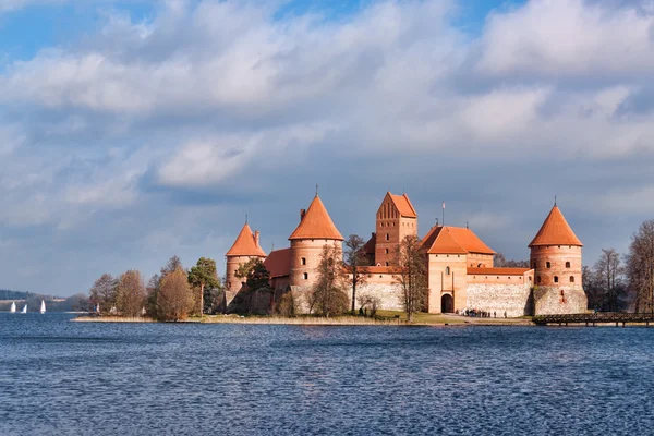 Galves sjön, Trakai gamla röda tegel slottsutsikt. — Stockfoto