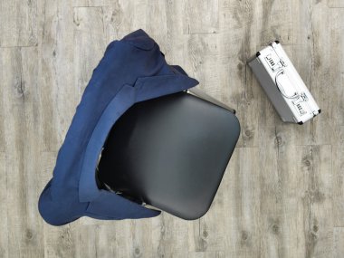 Siyah sandalye bekliyor