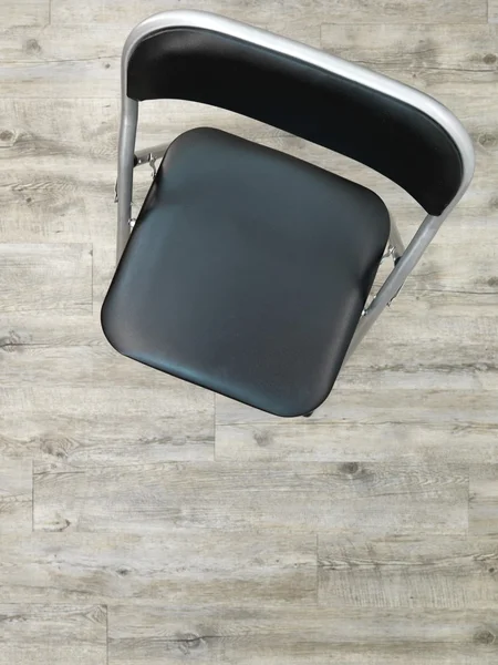 Черный складной стул — стоковое фото