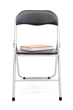 Siyah sandalye bekliyor