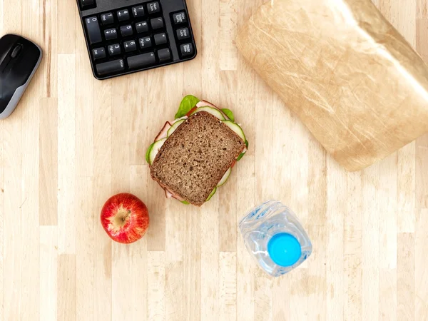 Sandwich en el trabajo — Foto de Stock