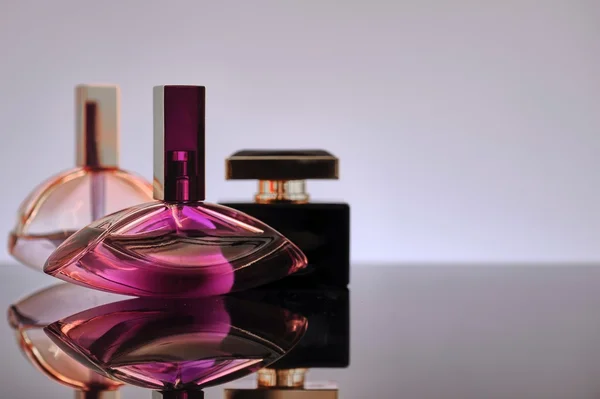 Sticle de parfum pentru doamne — Fotografie, imagine de stoc