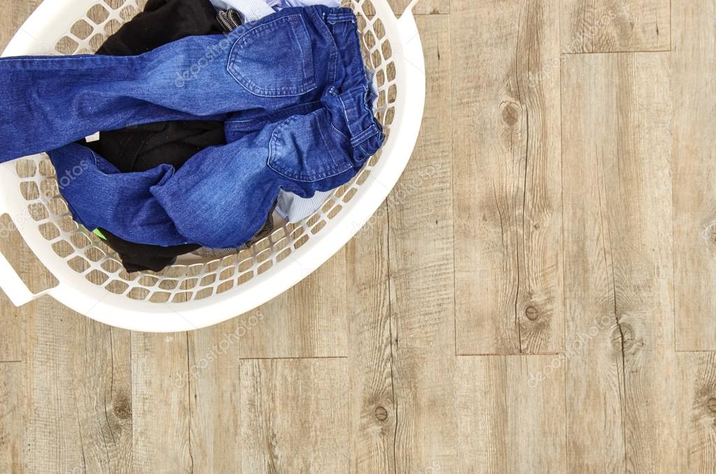 Lavandería, ropa de verano con ropa y toalla — Foto de stock