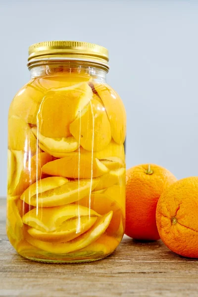Studioaufnahme konservierter Orangen — Stockfoto