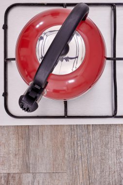 Kırmızı soba su ısıtıcısı