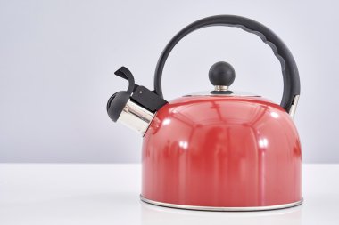 Kırmızı soba su ısıtıcısı