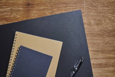 Bir ofis çalışma masasının fotoğrafı.