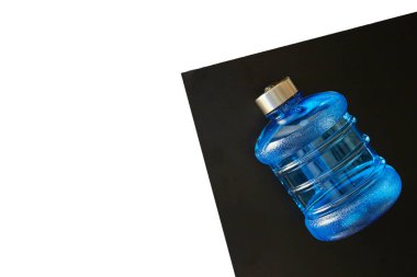 Su şişesinin stüdyo fotoğrafı.