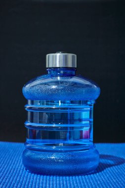 Su şişesinin stüdyo fotoğrafı.