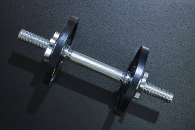 Spor salonundaki dambılların stüdyo fotoğrafı.