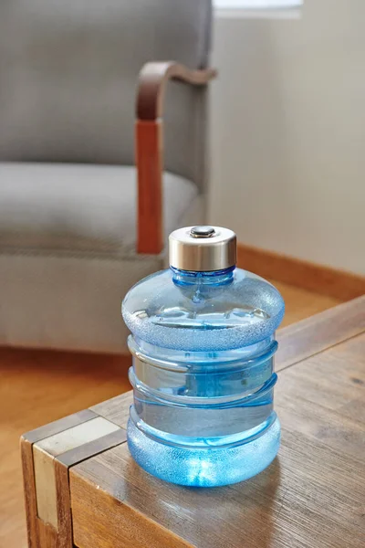 Una Foto Estudio Una Botella Agua — Foto de Stock