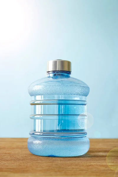Una Foto Estudio Una Botella Agua — Foto de Stock