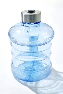 Su şişesinin stüdyo fotoğrafı.