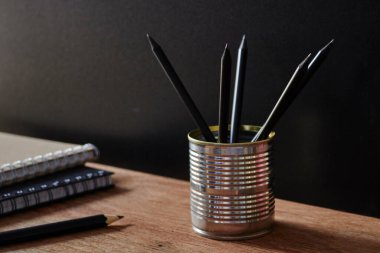 Bir ofis çalışma masasının fotoğrafı.