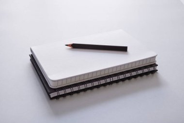 Beyaz bir defterin stüdyo fotoğrafı.