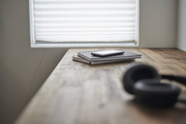 Evde bir ofis kurulumunun fotoğrafı.