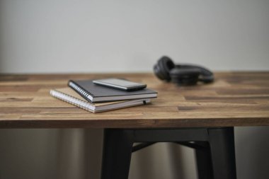 Evde bir ofis kurulumunun fotoğrafı.